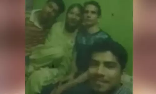 വീട്ടിലാകെ രക്തം; മാതാപിതാക്കളും മകനും ക്രൂരമായി കൊല്ലപ്പെട്ട നിലയിൽ, ഇളയ മകനെ കാണാനില്ല