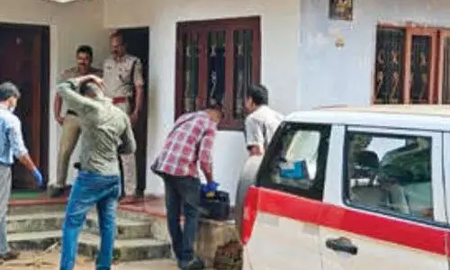 വീട്ടുമുറ്റത്ത് അച്ഛന് മരിച്ചനിലയില്; മകന് കസ്റ്റഡിയില് വീട്ടുമുറ്റത്ത് അച്ഛന് മരിച്ചനിലയില്; മകന് കസ്റ്റഡിയില്