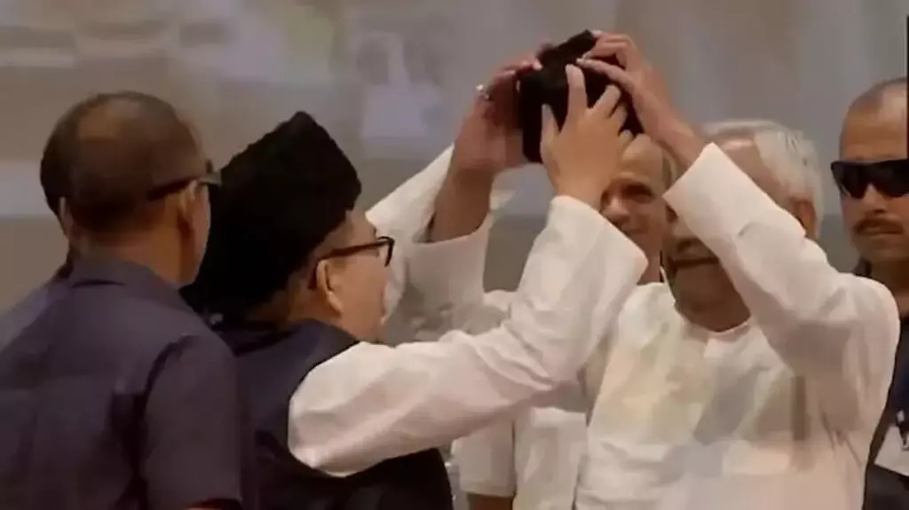 മദ്രസ ബോര്ഡിന്റെ ശതാബ്ദി ആഘോഷത്തില് തൊപ്പി ധരിക്കാന് വിസമ്മതിച്ച് നിതീഷ്, വിമര്ശനം മദ്രസ ബോര്ഡിന്റെ ശതാബ്ദി ആഘോഷത്തില് തൊപ്പി ധരിക്കാന് വിസമ്മതിച്ച് നിതീഷ്, വിമര്ശനം