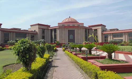 മത പരിവര്ത്തനം തടയാന് ക്രിസ്ത്യാനികള്ക്കും പാസ്റ്റര്മാര്ക്കും ഗ്രാമങ്ങളില് നിരോധനം ഏര്പ്പെടുത്തിയ ബോര്ഡുകള് ഭരണഘടനാ വിരുദ്ധമല്ല: ഛത്തീസ്ഗഡ് ഹൈക്കോടതി മത പരിവര്ത്തനം തടയാന് ക്രിസ്ത്യാനികള്ക്കും പാസ്റ്റര്മാര്ക്കും ഗ്രാമങ്ങളില് നിരോധനം ഏര്പ്പെടുത്തിയ ബോര്ഡുകള് ഭരണഘടനാ വിരുദ്ധമല്ല: ഛത്തീസ്ഗഡ് ഹൈക്കോടതി