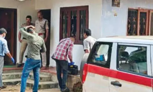 വീട്ടുമുറ്റത്ത് അച്ഛന്‍ മരിച്ചനിലയില്‍; മകന്‍ കസ്റ്റഡിയില്‍