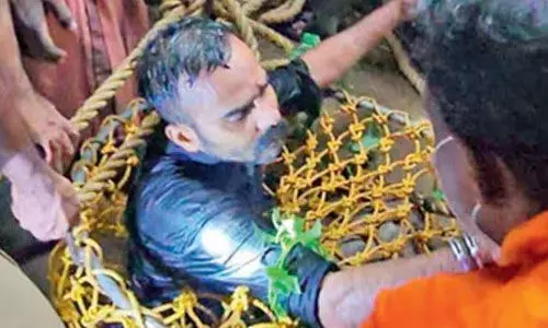 പോലിസിനെ വെട്ടിച്ച് കിണറ്റില്‍ ചാടിയ പ്രതിയെ ഫയര്‍ഫോഴ്‌സ് പുറത്തെടുത്തു