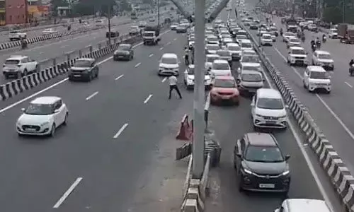 ഡല്ഹി-മീററ്റ് എക്സ്പ്രസ് വേയില് ട്രാഫിക് പോലിസുകാരന് കാറിടിച്ച് മരിച്ചു(വീഡിയോ-18+) ഡല്ഹി-മീററ്റ് എക്സ്പ്രസ് വേയില് ട്രാഫിക് പോലിസുകാരന് കാറിടിച്ച് മരിച്ചു(വീഡിയോ-18+)