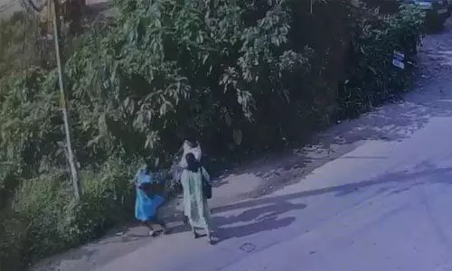 ബീവറേജ് ഔട്ട്ലെറ്റിന് സമീപം സ്ത്രീയെ ചവിട്ടിവീഴ്ത്തി യുവാവ് ബീവറേജ് ഔട്ട്ലെറ്റിന് സമീപം സ്ത്രീയെ ചവിട്ടിവീഴ്ത്തി യുവാവ്