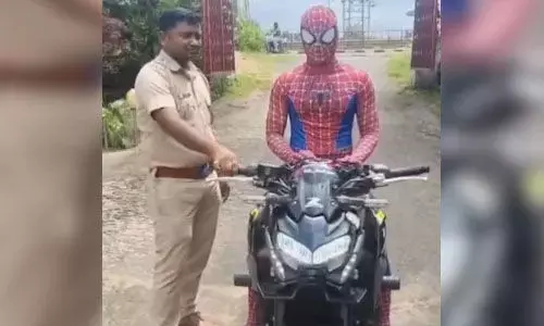 സ്പൈഡര് മാന് വേഷത്തില് ബൈക്ക് സ്റ്റണ്ട് നടത്തി യുവാവ്; 15,000 രൂപ പിഴയിട്ട് പോലിസ് സ്പൈഡര് മാന് വേഷത്തില് ബൈക്ക് സ്റ്റണ്ട് നടത്തി യുവാവ്; 15,000 രൂപ പിഴയിട്ട് പോലിസ്