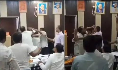 സര്ക്കാര് സര്വീസിലെ ദലിത് എഞ്ചിനീയറെ ഓഫിസില് കയറി മര്ദ്ദിച്ച് ബിജെപിക്കാര് (വീഡിയോ) സര്ക്കാര് സര്വീസിലെ ദലിത് എഞ്ചിനീയറെ ഓഫിസില് കയറി മര്ദ്ദിച്ച് ബിജെപിക്കാര് (വീഡിയോ)