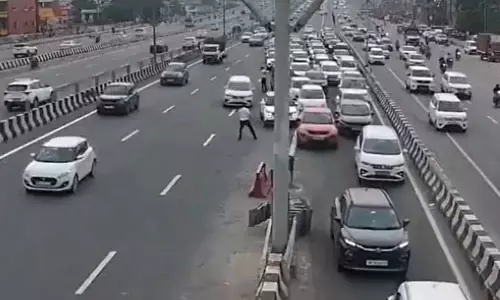 ഡല്ഹി-മീററ്റ് എക്സ്പ്രസ് വേയില് ട്രാഫിക് പോലിസുകാരന് കാറിടിച്ച് മരിച്ചു(വീഡിയോ-18+) ഡല്ഹി-മീററ്റ് എക്സ്പ്രസ് വേയില് ട്രാഫിക് പോലിസുകാരന് കാറിടിച്ച് മരിച്ചു(വീഡിയോ-18+)