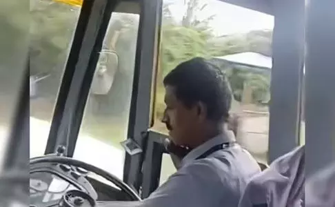 ഡ്രൈവിങ്ങിനിടെ ഫോണുപയോഗം; കെഎസ്ആര്ടിസി ഡ്രൈവറുടെ ലൈസന്സ് സസ്പെന്ഡ് ചെയ്തു ഡ്രൈവിങ്ങിനിടെ ഫോണുപയോഗം; കെഎസ്ആര്ടിസി ഡ്രൈവറുടെ ലൈസന്സ് സസ്പെന്ഡ് ചെയ്തു