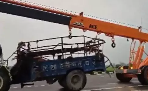 ഉത്തര്പ്രദേശില് ട്രാക്ടര് കണ്ടെയ്നറുമായി കൂട്ടിയിടിച്ച് എട്ട് മരണം, 43 പേര്ക്ക് പരിക്ക് ഉത്തര്പ്രദേശില് ട്രാക്ടര് കണ്ടെയ്നറുമായി കൂട്ടിയിടിച്ച് എട്ട് മരണം, 43 പേര്ക്ക് പരിക്ക്