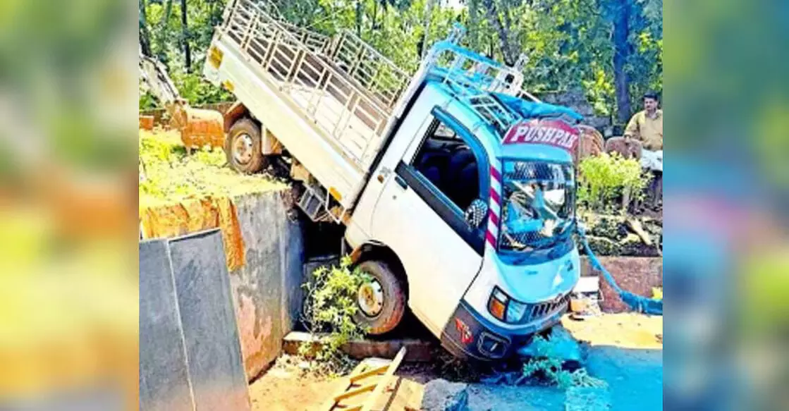 പാനൂരിൽ ദുരന്തം; മകളുടെ മരണാനന്തര  ചടങ്ങിനുള്ള സാധനങ്ങളുമായി എത്തിയ  ലോറി മറിഞ്ഞ് അമ്മ മരിച്ചു