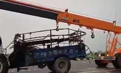 ഉത്തര്പ്രദേശില് ട്രാക്ടര് കണ്ടെയ്നറുമായി കൂട്ടിയിടിച്ച് എട്ട് മരണം, 43 പേര്ക്ക് പരിക്ക് ഉത്തര്പ്രദേശില് ട്രാക്ടര് കണ്ടെയ്നറുമായി കൂട്ടിയിടിച്ച് എട്ട് മരണം, 43 പേര്ക്ക് പരിക്ക്