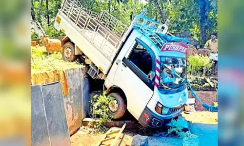പാനൂരിൽ ദുരന്തം; മകളുടെ മരണാനന്തര ചടങ്ങിനുള്ള സാധനങ്ങളുമായി എത്തിയ ലോറി മറിഞ്ഞ് അമ്മ മരിച്ചു പാനൂരിൽ ദുരന്തം; മകളുടെ മരണാനന്തര ചടങ്ങിനുള്ള സാധനങ്ങളുമായി എത്തിയ ലോറി മറിഞ്ഞ് അമ്മ മരിച്ചു