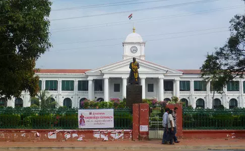 സര്ക്കാര് ഓഫീസുകളില് പ്രവൃത്തി ദിനം ചുരുക്കാന് ആലോചന സര്ക്കാര് ഓഫീസുകളില് പ്രവൃത്തി ദിനം ചുരുക്കാന് ആലോചന