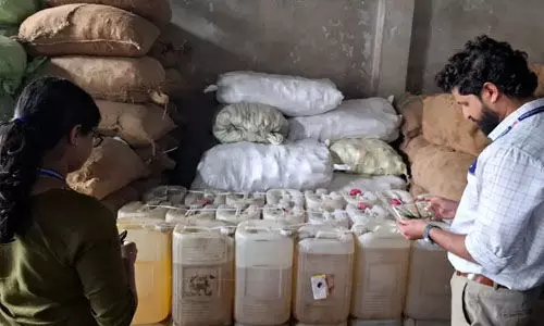 മായം കലര്ത്തിയ 4,513 ലിറ്റര് വെളിച്ചെണ്ണ പിടികൂടി മായം കലര്ത്തിയ 4,513 ലിറ്റര് വെളിച്ചെണ്ണ പിടികൂടി