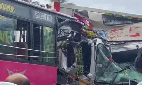 വടകരയില്‍ ബസും ലോറിയും കൂട്ടിയിടിച്ച് നിരവധിപേര്‍ക്ക് പരിക്ക്