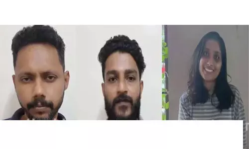 ഐടി ജീവനക്കാരനെ തട്ടിക്കൊണ്ടുപോയി മര്ദിച്ചു; മൂന്നുപേര് പിടിയില്, സിനിമാ നടി ഒളിവില് ഐടി ജീവനക്കാരനെ തട്ടിക്കൊണ്ടുപോയി മര്ദിച്ചു; മൂന്നുപേര് പിടിയില്, സിനിമാ നടി ഒളിവില്