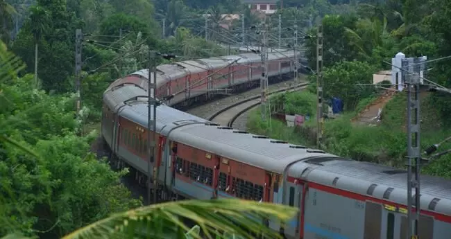 വാതിലിന് സമീപം നിന്ന് യാത്ര; ട്രെയിനിന് പുറത്തേക്ക് തെറിച്ചുവീണ് വിദ്യാര്‍ഥി മരിച്ചു