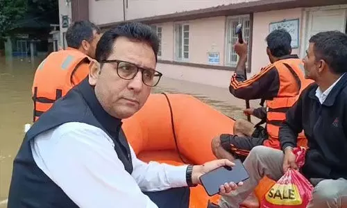 കോടതി പ്രളയജലത്തില്‍ മുങ്ങി; ബോട്ടിലെത്തി കേസുകള്‍ കേട്ട് ജഡ്ജി