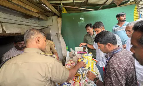 നിരോധിത ഉല്‍പ്പന്നങ്ങള്‍ പിടിച്ചെടുത്തു