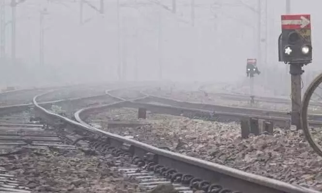 അറ്റകുറ്റപ്പണി നടക്കുന്ന ട്രാക്കിലേക്ക് ട്രെയിന്‍ തിരിച്ചുവിട്ടു; വന്‍ദുരന്തം ഒഴിവായത് തലനാരിഴയ്ക്ക്