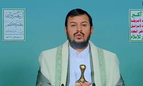 അബ്ദുല് മാലിക് അല് ഹൂത്തി പ്രസംഗിക്കുമ്പോള് സന്ആയില് ഇസ്രായേലി വ്യോമാക്രമണം; പ്രസംഗം തുടര്ന്ന് അല് ഹൂത്തി അബ്ദുല് മാലിക് അല് ഹൂത്തി പ്രസംഗിക്കുമ്പോള് സന്ആയില് ഇസ്രായേലി വ്യോമാക്രമണം; പ്രസംഗം തുടര്ന്ന് അല് ഹൂത്തി