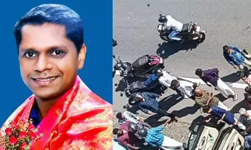 നിയന്ത്രണം വിട്ട കാര് ഇടിച്ച് ബൈക്ക് യാത്രികന് മരിച്ചു നിയന്ത്രണം വിട്ട കാര് ഇടിച്ച് ബൈക്ക് യാത്രികന് മരിച്ചു