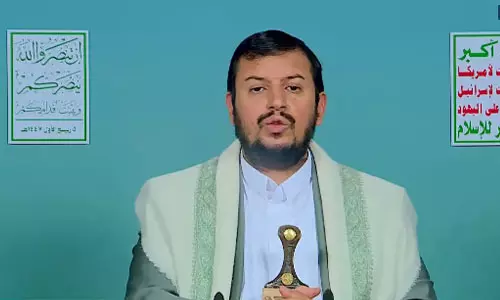 അബ്ദുല്‍ മാലിക് അല്‍ ഹൂത്തി പ്രസംഗിക്കുമ്പോള്‍ സന്‍ആയില്‍ ഇസ്രായേലി വ്യോമാക്രമണം; പ്രസംഗം തുടര്‍ന്ന് അല്‍ ഹൂത്തി