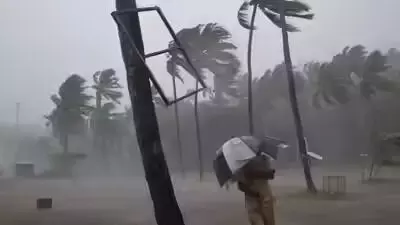 മഴ കനക്കുന്നു; മണിക്കൂറില്‍ 40 മുതല്‍ 50 കിലോമീറ്റര്‍ വരെ വേഗത ശക്തമായ കാറ്റിന് സാധ്യത:കാലാവസ്ഥ വകുപ്പ്