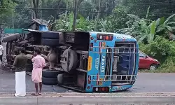 സ്വകാര്യ ബസ് നിയന്ത്രണം വിട്ട് മറിഞ്ഞു; 18 പേര്ക്ക് പരുക്ക് സ്വകാര്യ ബസ് നിയന്ത്രണം വിട്ട് മറിഞ്ഞു; 18 പേര്ക്ക് പരുക്ക്