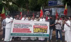 യുവതിയുടെ നെഞ്ചില് കേബിള് കുടുങ്ങിയ സംഭവം: എസ്ഡിപിഐ പ്രതിഷേധ മാര്ച്ച് നടത്തി യുവതിയുടെ നെഞ്ചില് കേബിള് കുടുങ്ങിയ സംഭവം: എസ്ഡിപിഐ പ്രതിഷേധ മാര്ച്ച് നടത്തി