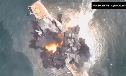 യുക്രൈന് സൈന്യത്തിന്റെ യുദ്ധക്കപ്പല് ഡ്രോണ് ആക്രമണത്തില് തകര്ത്ത് റഷ്യ(വീഡിയോ) യുക്രൈന് സൈന്യത്തിന്റെ യുദ്ധക്കപ്പല് ഡ്രോണ് ആക്രമണത്തില് തകര്ത്ത് റഷ്യ(വീഡിയോ)