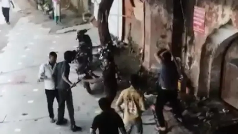 ഡല്ഹിയില് പ്രസാദ വിതരണത്തെച്ചൊല്ലി തര്ക്കം; ക്ഷേത്ര ജീവനക്കാരനെ യുവാക്കള് അടിച്ചുകൊന്നു ഡല്ഹിയില് പ്രസാദ വിതരണത്തെച്ചൊല്ലി തര്ക്കം; ക്ഷേത്ര ജീവനക്കാരനെ യുവാക്കള് അടിച്ചുകൊന്നു