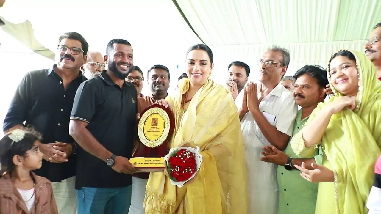 താരസംഘടന അമ്മ പ്രസിഡന്റ് ശേത്വാമേനോന് ജന്മനാട്ടില് സ്വീകരണം നല്കി താരസംഘടന അമ്മ പ്രസിഡന്റ് ശേത്വാമേനോന് ജന്മനാട്ടില് സ്വീകരണം നല്കി