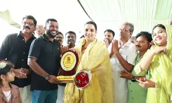 താരസംഘടന അമ്മ പ്രസിഡന്റ് ശേത്വാമേനോന് ജന്മനാട്ടില് സ്വീകരണം നല്കി താരസംഘടന അമ്മ പ്രസിഡന്റ് ശേത്വാമേനോന് ജന്മനാട്ടില് സ്വീകരണം നല്കി