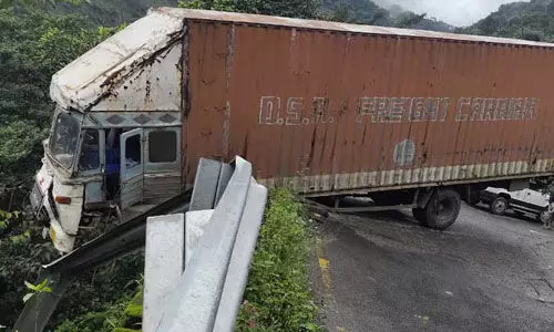 താമരശ്ശേരി ചുരത്തില്‍ വീണ്ടും അപകടം; മുന്‍ഭാഗം കൊക്കയ്ക്ക് മുകളിലായി ലോറി