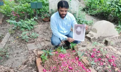 നീ നിരപരാധി: മുംബൈ ട്രെയ്ന് സ്ഫോടനങ്ങളില് കുറ്റവിമുക്തനാക്കപ്പെട്ട കമാല് അന്സാരിയുടെ ഖബറിന് സമീപം കോടതി വിധി വായിച്ച് കുടുംബം നീ നിരപരാധി: മുംബൈ ട്രെയ്ന് സ്ഫോടനങ്ങളില് കുറ്റവിമുക്തനാക്കപ്പെട്ട കമാല് അന്സാരിയുടെ ഖബറിന് സമീപം കോടതി വിധി വായിച്ച് കുടുംബം