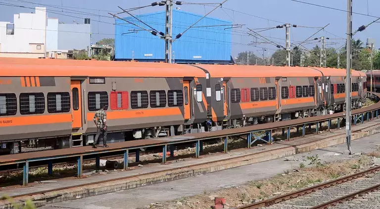 ഓണക്കാലത്തെ തിരക്ക്; നാല് സ്പെഷ്യല് ട്രെയിനുകള് കൂടി പ്രഖ്യാപിച്ച് റെയില്വേ ഓണക്കാലത്തെ തിരക്ക്; നാല് സ്പെഷ്യല് ട്രെയിനുകള് കൂടി പ്രഖ്യാപിച്ച് റെയില്വേ