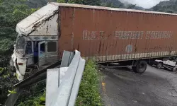 താമരശ്ശേരി ചുരത്തില്‍ വീണ്ടും അപകടം; മുന്‍ഭാഗം കൊക്കയ്ക്ക് മുകളിലായി ലോറി