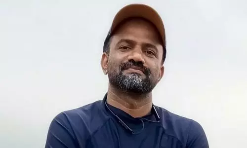 ഓണാഘോഷത്തിന് നിയമസഭാ ഹാളില് ഡാന്സ് കളിക്കുന്നതിനിടെ പി വി അന്വറിന്റെ മുന് പ്രൈവറ്റ് സെക്രട്ടറി കുഴഞ്ഞുവീണ് മരിച്ചു (VIDEO) ഓണാഘോഷത്തിന് നിയമസഭാ ഹാളില് ഡാന്സ് കളിക്കുന്നതിനിടെ പി വി അന്വറിന്റെ മുന് പ്രൈവറ്റ് സെക്രട്ടറി കുഴഞ്ഞുവീണ് മരിച്ചു (VIDEO)