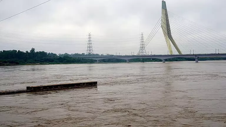 രാജ്യതലസ്ഥാനത്ത് കനത്ത മഴ; യമുന നദി ഒഴുകുന്നത് അപകടനിലയ്ക്ക് മുകളില്‍(വിഡിയോ)