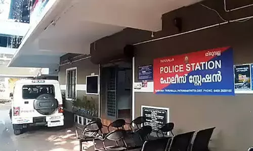 എഐജിയുടെ വാഹനം ഇടിച്ച് പരിക്കേറ്റ തൊഴിലാളിക്കെതിരേ കേസെടുത്ത് പോലിസ് എഐജിയുടെ വാഹനം ഇടിച്ച് പരിക്കേറ്റ തൊഴിലാളിക്കെതിരേ കേസെടുത്ത് പോലിസ്