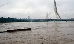 രാജ്യതലസ്ഥാനത്ത് കനത്ത മഴ; യമുന നദി ഒഴുകുന്നത് അപകടനിലയ്ക്ക് മുകളില്‍(വിഡിയോ)