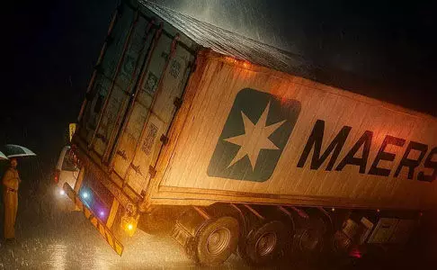 താമരശ്ശേരി ചുരത്തില് വീണ്ടും കണ്ടെയ്നര് ലോറി കുടുങ്ങി താമരശ്ശേരി ചുരത്തില് വീണ്ടും കണ്ടെയ്നര് ലോറി കുടുങ്ങി