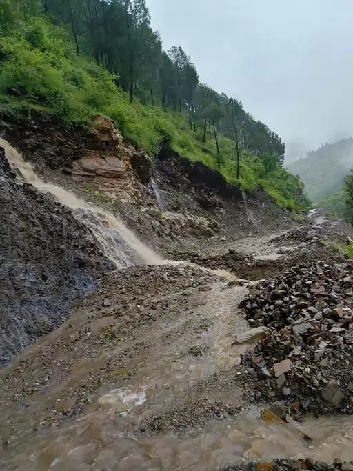 ഹിമാചല് പ്രദേശില് കനത്ത മഴയെ തുടര്ന്നുണ്ടായ മണ്ണിടിച്ചിലില് 10 മരണം ഹിമാചല് പ്രദേശില് കനത്ത മഴയെ തുടര്ന്നുണ്ടായ മണ്ണിടിച്ചിലില് 10 മരണം