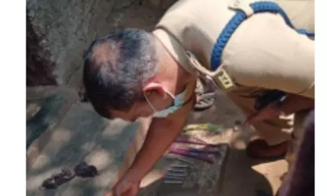 പാലക്കാട്ട് ബിജെപി പ്രവര്ത്തകന്റെ വീട്ടില് ബോംബ് ശേഖരം; മൂന്നുപേര് കസ്റ്റഡിയില് പാലക്കാട്ട് ബിജെപി പ്രവര്ത്തകന്റെ വീട്ടില് ബോംബ് ശേഖരം; മൂന്നുപേര് കസ്റ്റഡിയില്