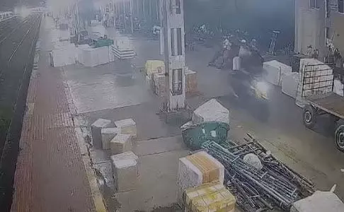 പ്ലാറ്റ്ഫോമിലൂടെ ആഡംബര ബൈക്കോടിച്ച് യുവാവ്; അന്വേഷണം ആരംഭിച്ച് പോലിസ് പ്ലാറ്റ്ഫോമിലൂടെ ആഡംബര ബൈക്കോടിച്ച് യുവാവ്; അന്വേഷണം ആരംഭിച്ച് പോലിസ്