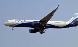 വിമാനത്തില് മദ്യപിച്ച് ബഹളമുണ്ടാക്കിയ യാത്രക്കാരന് കസ്റ്റഡിയില്; വിമാനത്തിലെ എല്ലാവരും ഹര ഹര മഹാദേവ ചൊല്ലണമെന്നും ആവശ്യം വിമാനത്തില് മദ്യപിച്ച് ബഹളമുണ്ടാക്കിയ യാത്രക്കാരന് കസ്റ്റഡിയില്; വിമാനത്തിലെ എല്ലാവരും ഹര ഹര മഹാദേവ ചൊല്ലണമെന്നും ആവശ്യം