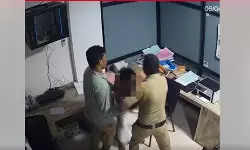 യൂത്ത് കോണ്ഗ്രസ് നേതാവിന് പോലിസിന്റെ ക്രൂരമര്ദനം; ദൃശ്യങ്ങള് പുറത്ത്(വീഡിയോ) യൂത്ത് കോണ്ഗ്രസ് നേതാവിന് പോലിസിന്റെ ക്രൂരമര്ദനം; ദൃശ്യങ്ങള് പുറത്ത്(വീഡിയോ)