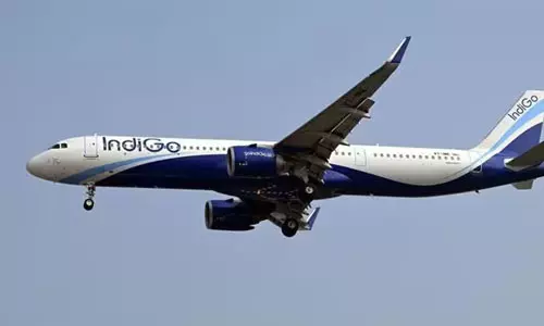 വിമാനത്തില്‍ മദ്യപിച്ച് ബഹളമുണ്ടാക്കിയ യാത്രക്കാരന്‍ കസ്റ്റഡിയില്‍; വിമാനത്തിലെ എല്ലാവരും ഹര ഹര മഹാദേവ ചൊല്ലണമെന്നും ആവശ്യം