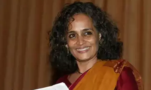 ഗസയില്‍ വംശഹത്യ, ഇന്ത്യയില്‍ ഉമര്‍ ഖാലിദിന് ജാമ്യം നിഷേധിക്കുന്നു; നമ്മള്‍ ജീവിക്കുന്നത് ഭയാനകമായ കാലത്തെന്ന് അരുന്ധതി റോയ്